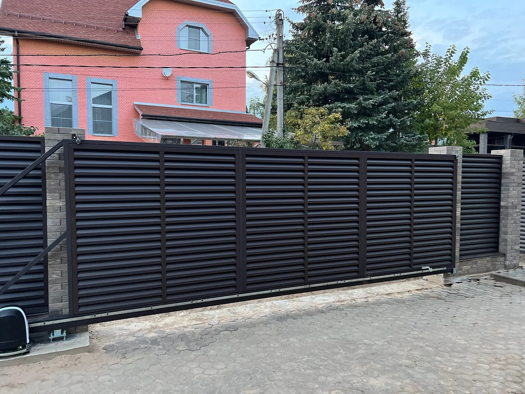 Широкое полотно откатных ворот с горизонтальным заполнением